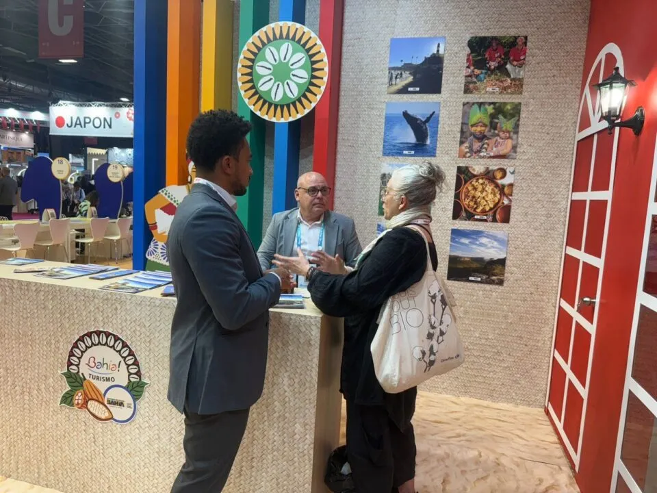 Porto Seguro divulga lambada e cultura pataxó em Paris