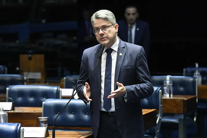 Relator apresenta parecer pela rejeição da PEC da Blindagem em comissão do Senado