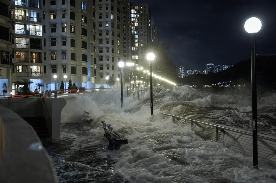 Super tufão Ragasa atinge Hong Kong com ventos intensos e chuva forte