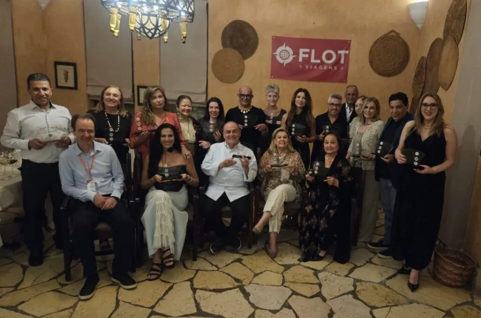 Troféu Guru! Premiação como especialista em Jordânia encerra famtour inédito da Flot pelo país; confira fotos – M&E