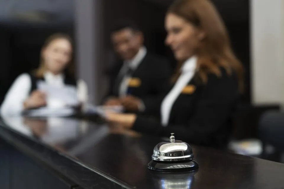 Uma diária de hotel deve significar 24 horas corridas ou 24 horas de segurança e conforto garantido?
