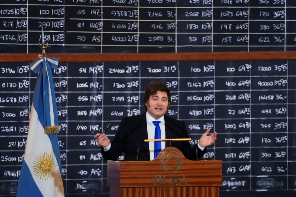 Ações argentinas sobem no mercado noturno em NY após vitória da aliança de Milei