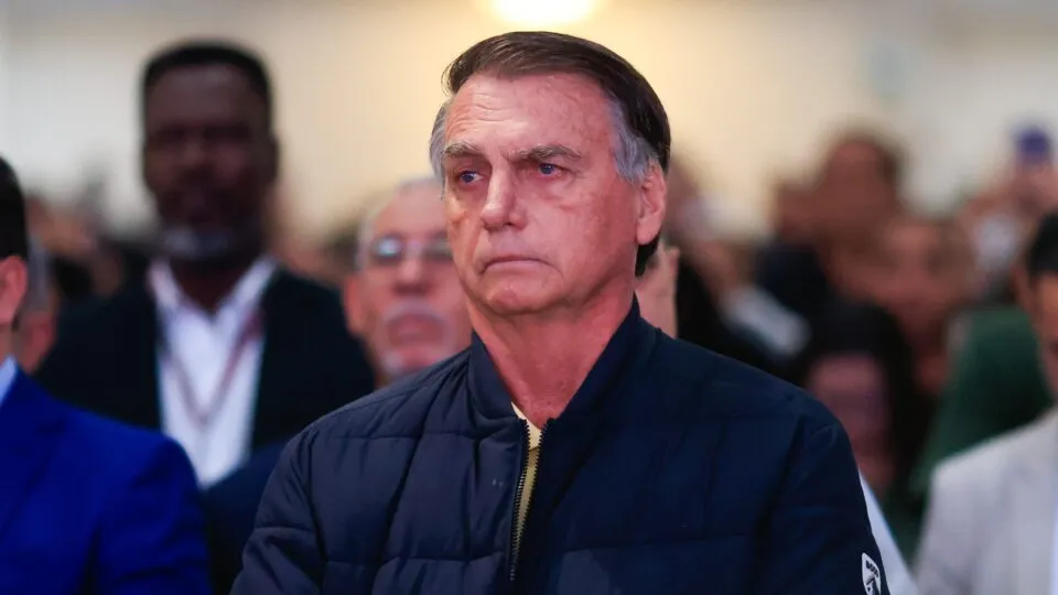 Advogados pedem a STF que libere contato por telefone com Bolsonaro preso em casa