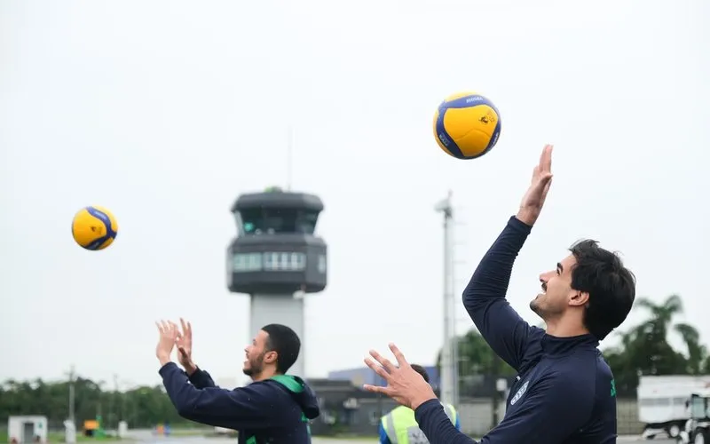 Aeroporto de Joinville recebe treino inusitado de time de vôlei