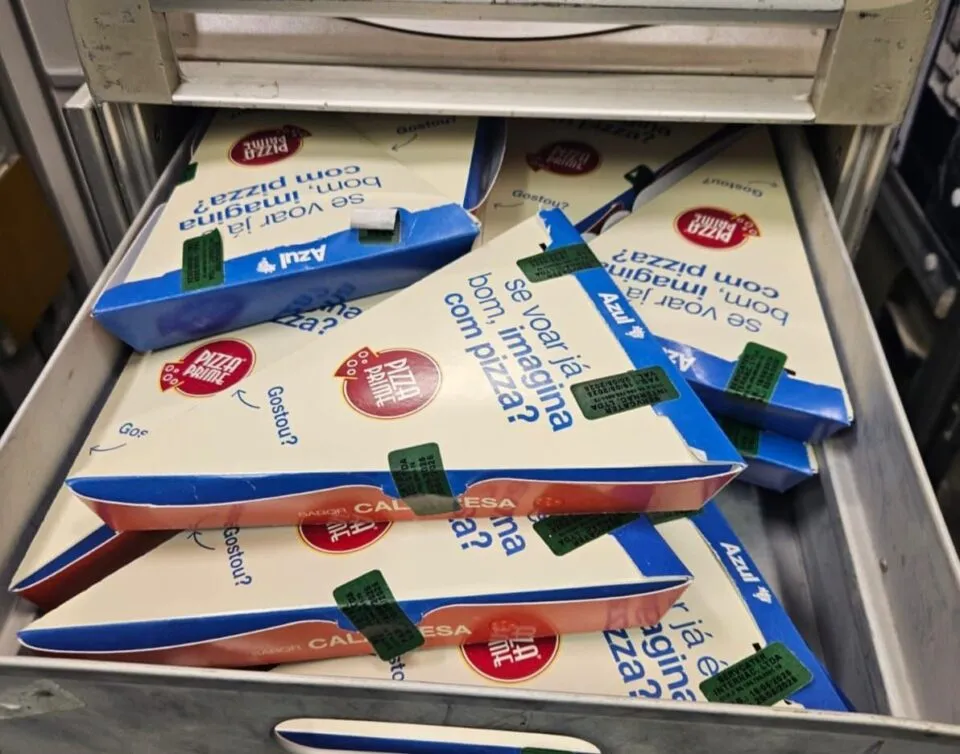 Azul volta a servir pizza a bordo após sucesso em voos internacionais – M&E