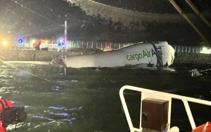 Boeing 747 cargueiro sai da pista e cai no mar na China