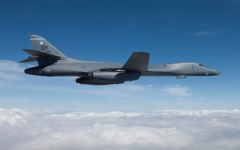 Bombardeiros B-1 voam próximos à Venezuela em meio à escalada militar