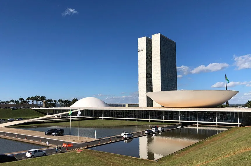 Bombeiros controlam incêndio em área em obras da Câmara dos Deputados em Brasília
