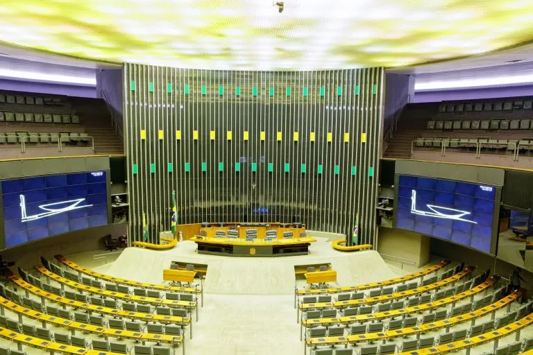 Câmara aprova urgência para projeto que proíbe cobrança por bagagem de mão em voos - M&E