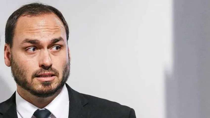 Carlos Bolsonaro confirma pré-candidatura ao Senado por SC e apoia Caroline de Toni