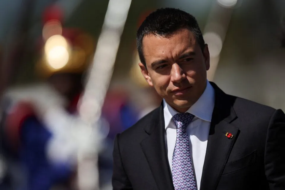 Carro do presidente do Equador é atacado por multidão de 500 pessoas, diz ministra