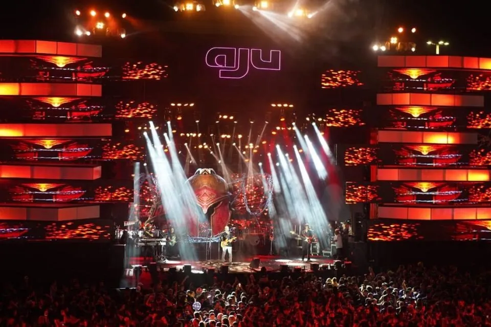 Imagem do Palco com a plateian do Camarote Aju