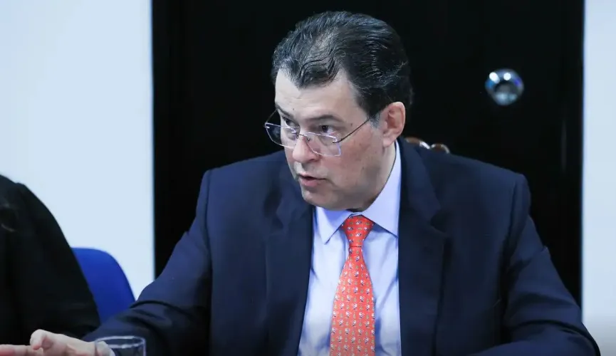 Eduardo Braga muda porcentual de multa aplicada pela Aneel, de 4% para 3%