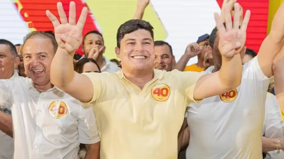 Filho de prefeito cassado por ligação com facção vence eleição em Santa Quitéria (CE)