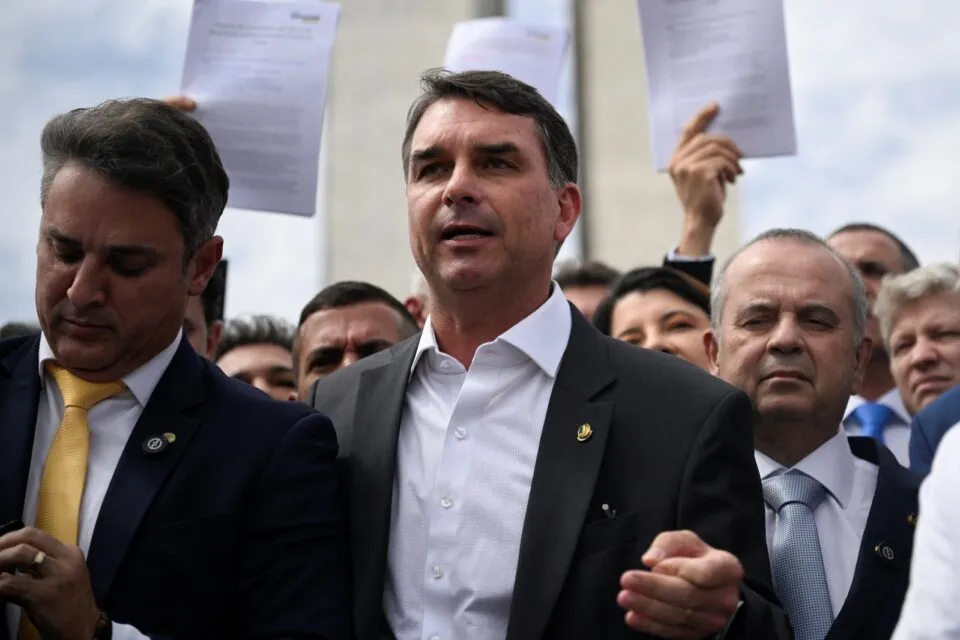Flávio Bolsonaro cogita ‘negociar penas’ e quer projeto que negue tentativa de golpe