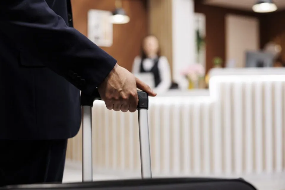 homem de negocios chegar ao atrio hotel Hotelaria de SP projeta lotação recorde na F1 e desempenho misto no feriado da Consciência Negra