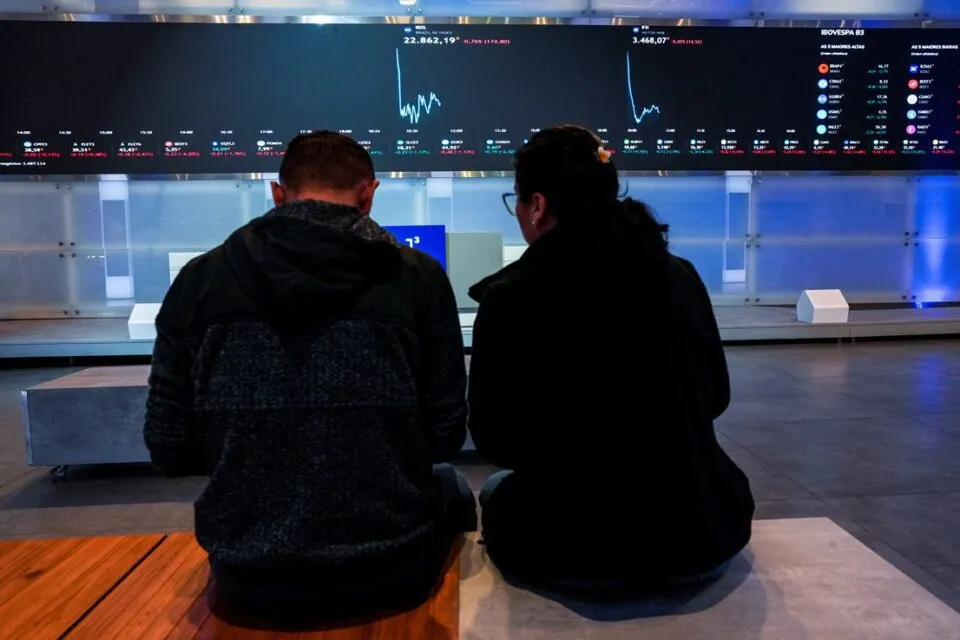 Ibovespa fecha em leve alta com Embraer e WEG como destaques