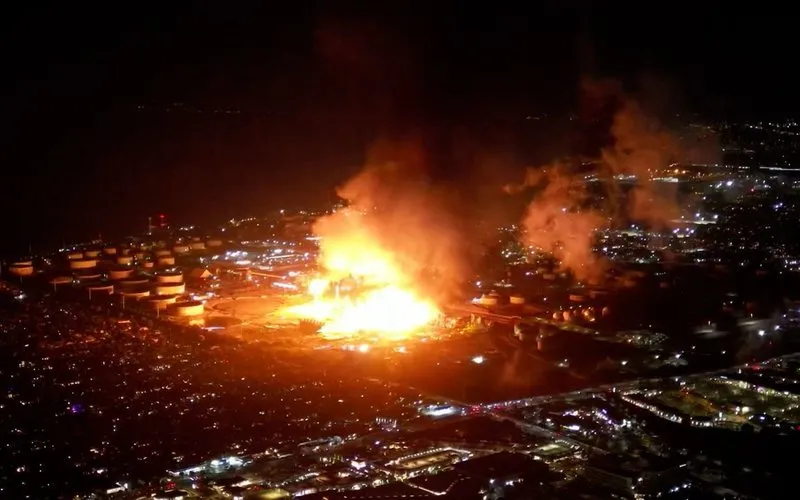 Incêndio consome refinaria perto do LAX e alerta setor aéreo