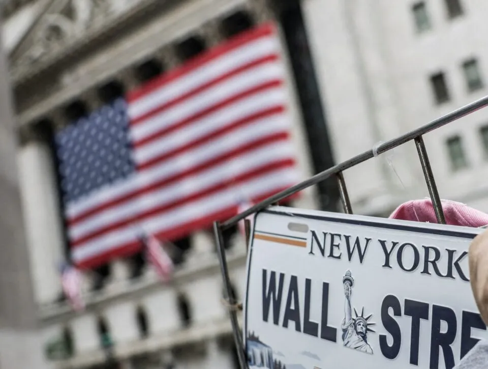 Índices de Wall Street operam mistos, mesmo com impulso de IA