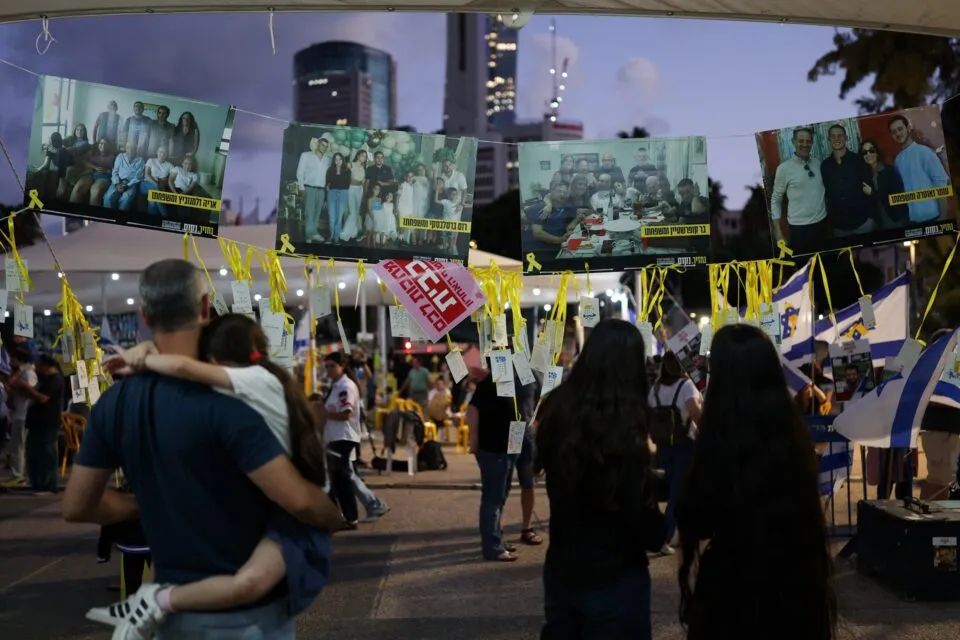 Israel e Hamas preparam troca de reféns e prisioneiros nesta segunda-feira