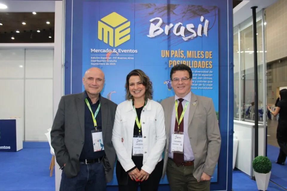 Enio Stelmach da Vered Hasharon Travel Group e Carolina Dias e Paulo Barbosa do Turismo de Israel Israel marca presença na BTM e reforça mensagem de reabertura ao mercado brasileiro