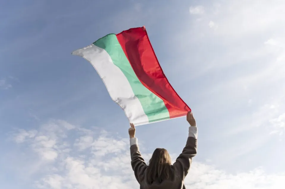 mulher segurando bandeira bulgara lado de fora Itália: decisão sobre cidadania por descendência será revista em audiência em 2026