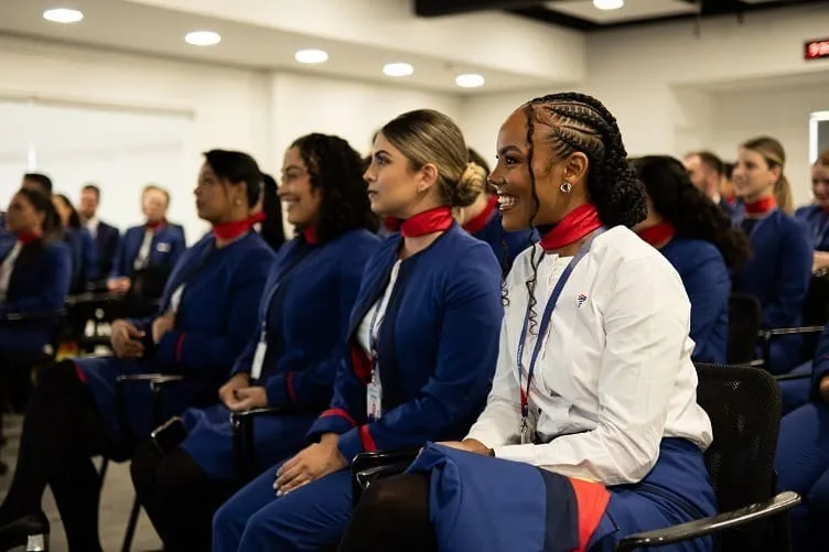 LATAM anuncia novo processo seletivo para comissários e pilotos