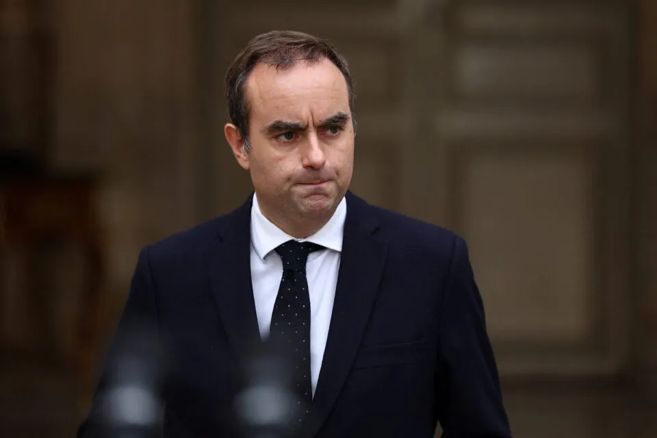 Lecornu anuncia novo gabinete em tentativa de conter a turbulência política