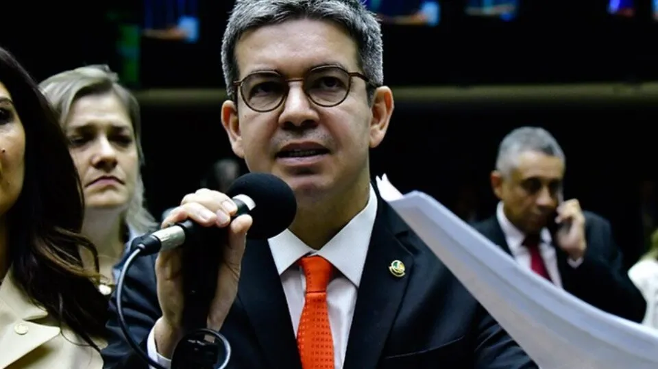 Líder do governo Lula cita Pacheco e Messias para sucessão de Barroso no STF