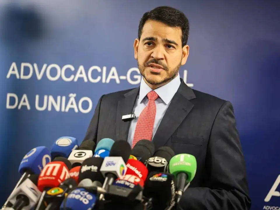 Lula deve escolher Messias ao STF e nomear Boulos ministro até terça, diz site