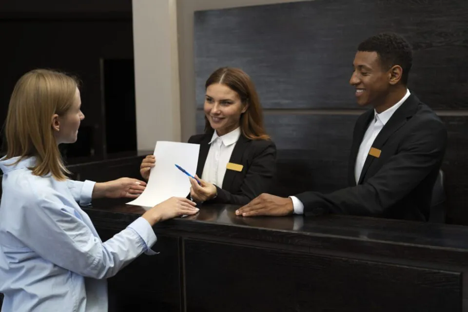 Freepik hotelaria Melhora desempenho básico da hotelaria paulista em setembro: confira os dados