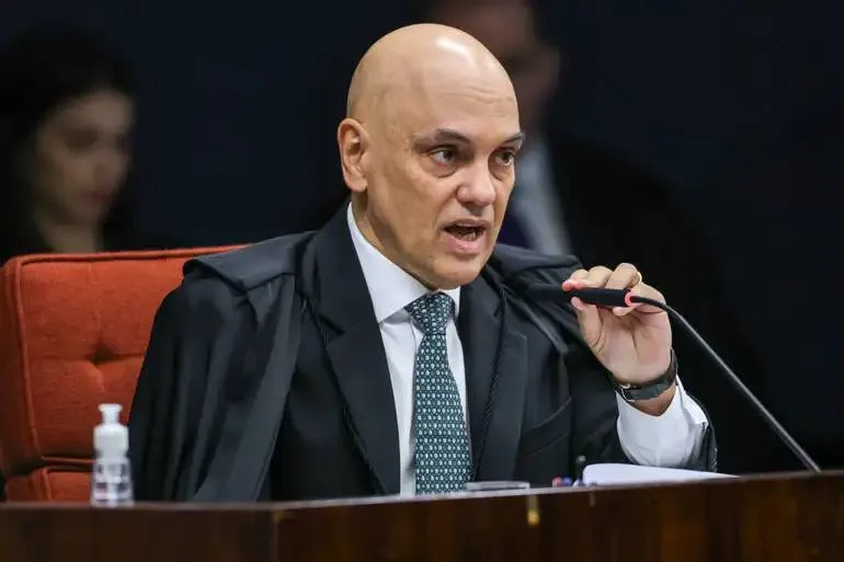 Moraes solicita à PGR manifestação sobre pedido de prisão de Eduardo Bolsonaro