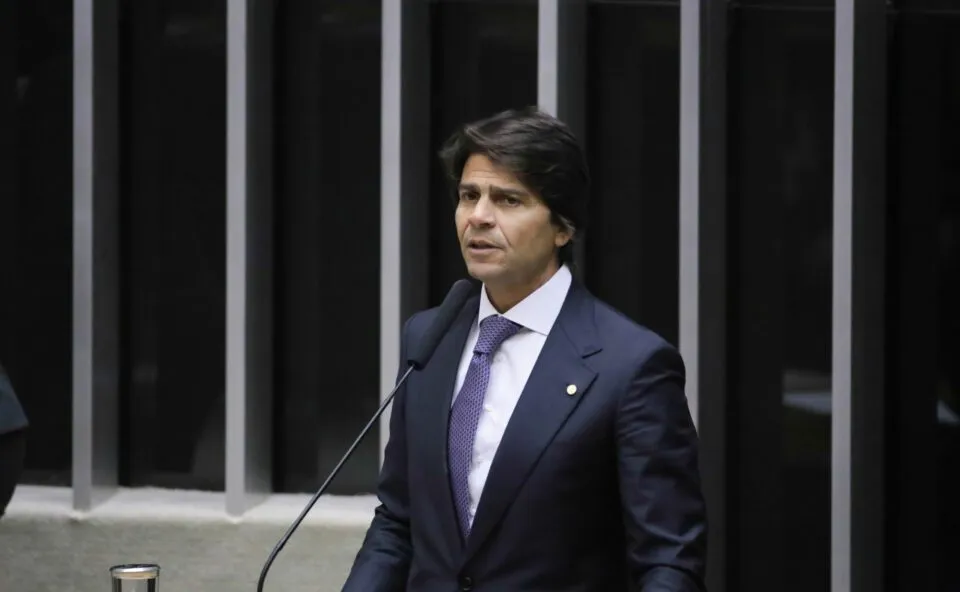 Reforma Administrativa avança na Câmara após resistência de servidores