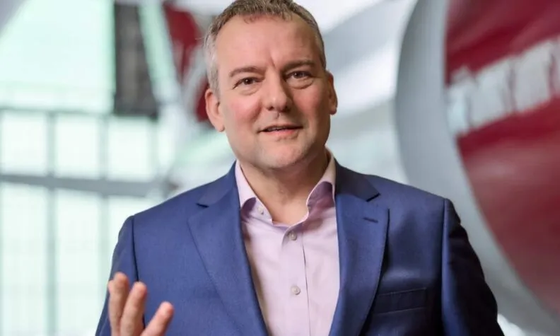 Virgin Atlantic anuncia Corneel Koster como novo CEO a partir de 2026 - M&E