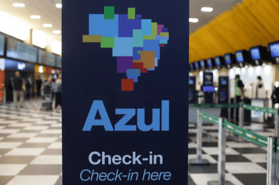 Voo da Azul é cancelado 4 vezes; passageiros não comem e têm hotel negado em Madri