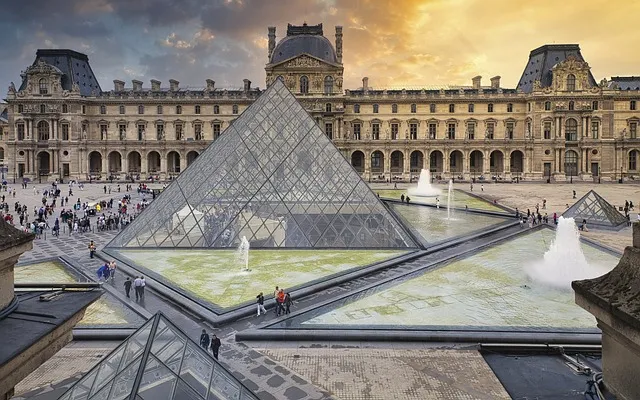 conheça o espaço que foi alvo de roubo no Museu do Louvre