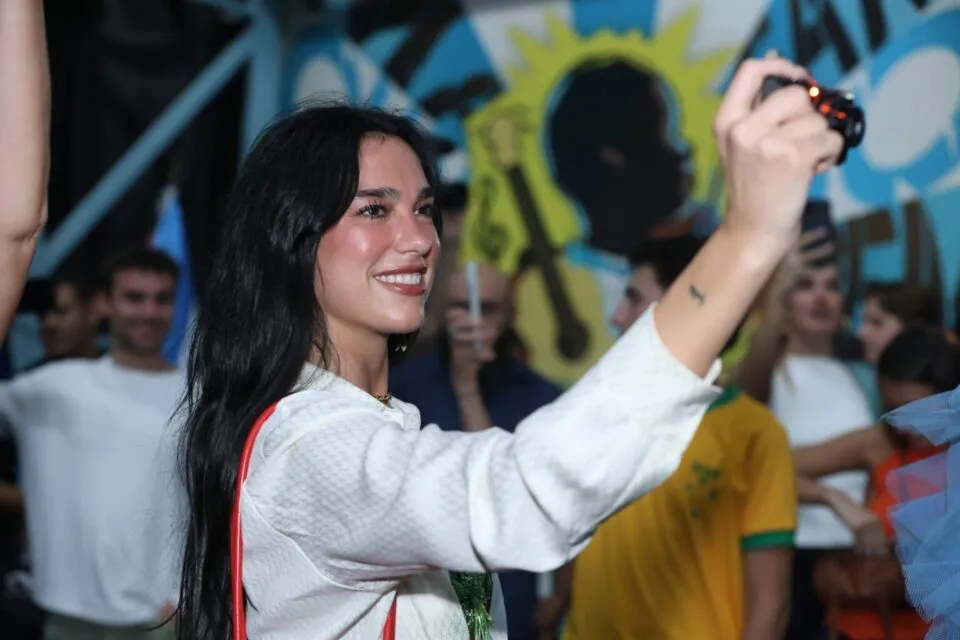 As férias de Dua Lipa no Brasil: Veja 11 lugares que a diva pop conheceu – M&E