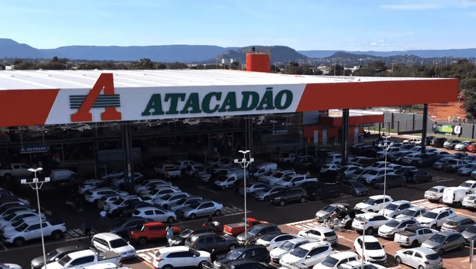 Atacadão economiza conta de luz com painéis solares, vê mercado ainda “desafiador”