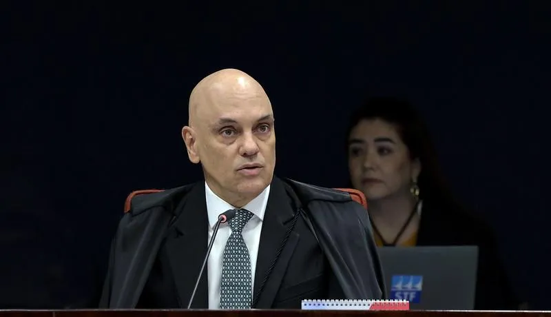 Bolsonaro violou tornozeleira “dolosa e conscientemente” e confessou ato, diz Moraes