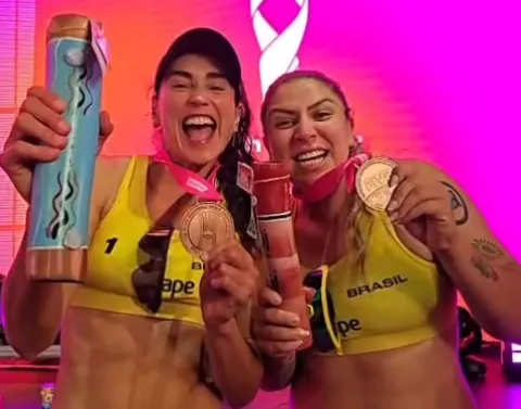 Carol Solberg leva bronze no Mundial de vôlei de praia e celebra prisão de Bolsonaro
