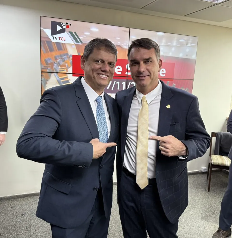 Em meio a discussão sobre sucessão de Bolsonaro, Flávio posta foto com Tarcísio