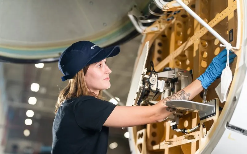 Embraer abre curso gratuito para formação de mecânicos de aviões