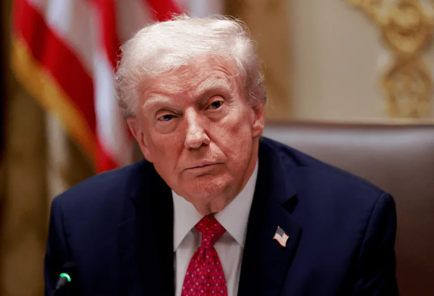 Enquanto pressiona Maduro, Trump anuncia perdão a condenado por tráfico