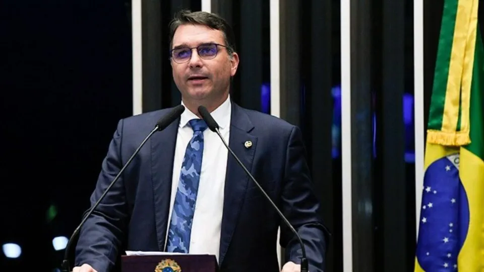 Flávio Bolsonaro chama julgamento do STF de ‘farsa’ e acusa Moraes de ‘vingança’
