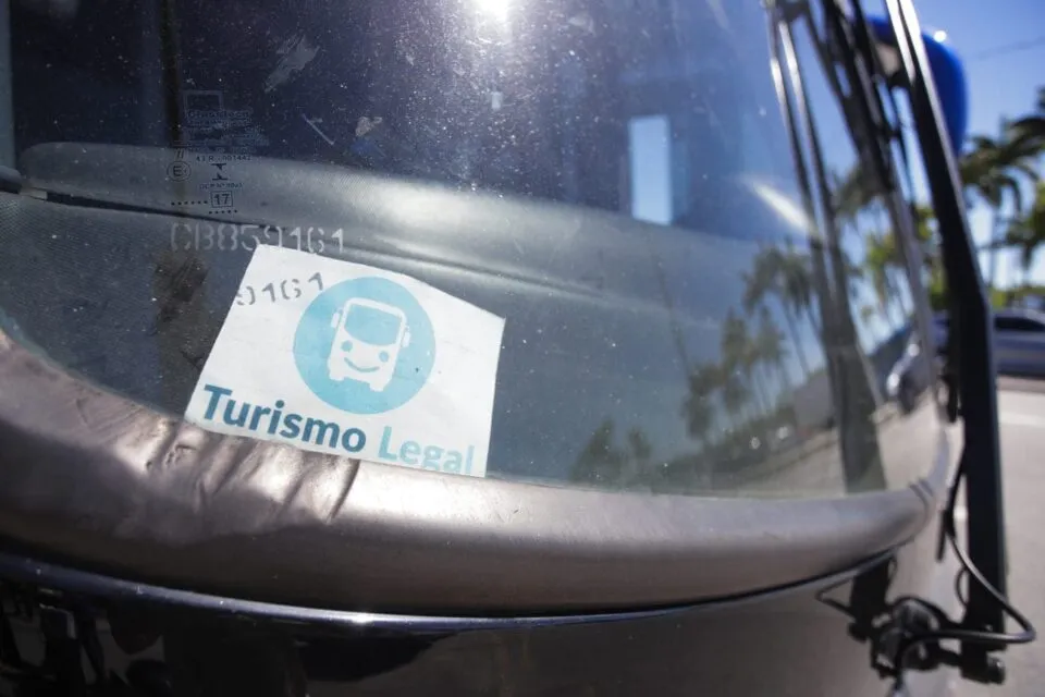 Florianópolis inicia cobrança do Selo Turismo Legal para veículos de turismo