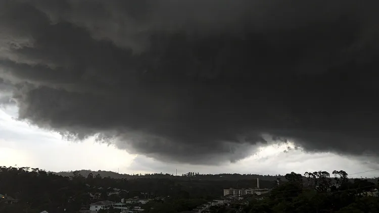 Frente fria traz risco de tornados, granizo e rajadas acima de 100 km/h em 4 estados