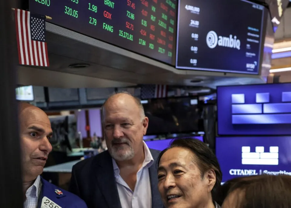 Futuros de NY oscilam com receios de bolha no setor de tecnologia impulsionada por IA