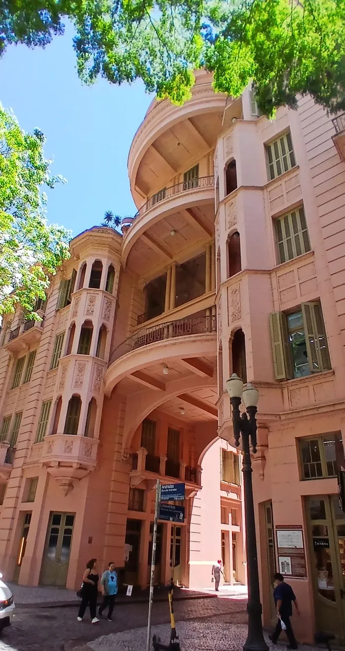 Hotel Inundado pela Obra de Mário Quintana Encanta Porto Alegre