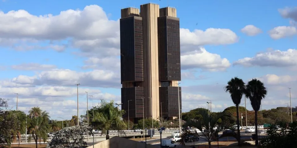 Inflação de 2025 ficará abaixo do teto da meta, em 4,45%