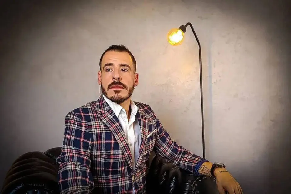 Influenciador conhecido como “Calvo do Campari” é preso por violência doméstica em SP